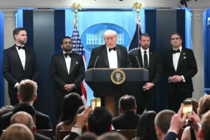 Spekulasi Liar di Akhir Pekan Paskah: Benarkah Presiden Trump Masuk Rumah Sakit Militer?