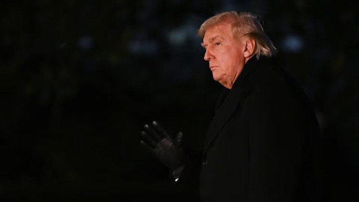 Spekulasi Liar di Akhir Pekan Paskah: Benarkah Presiden Trump Masuk Rumah Sakit Militer?