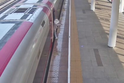 Barang Ketinggalan, Penumpang Whoosh Nekat Tahan Pintu Bikin Jadwal Berantakan