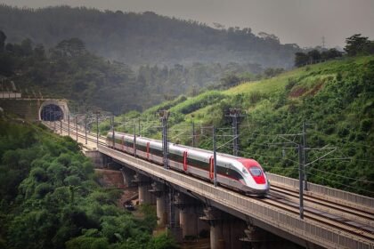 Bukan Gangguan Mesin! Ini Alasan Kereta Cepat Whoosh Sempat Terhenti di Bandung Saat Hujan Badai
