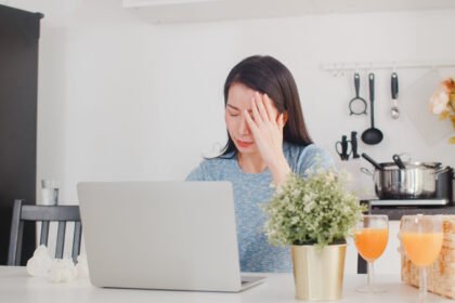 WFH Kok Malah Pening? Kenali Penyebab Sakit Kepala 'Digital' dan Cara Mengatasinya