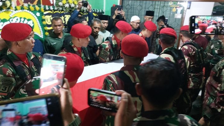 Perjalanan Panjang Jenazah Mayor Anumerta Zulmi Akhirnya Tiba di Cimahi, Disambut Tangis