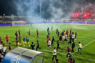 PSM Tumbang, Suporter Ngamuk Rusak Stadion & Serang Pemain Persib
