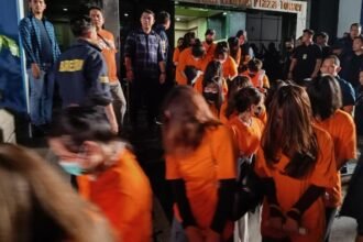 Penampakan 320 WNA Sindikat Judol, Berbaju Oranye Digelandang ke Rudenim