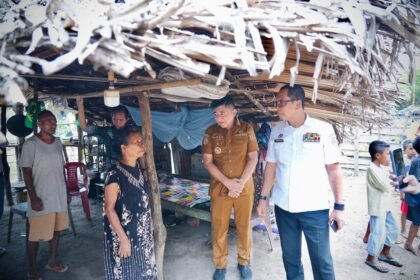 Sekretaris Badan Nasional Pengelola Perbatasan RI, Makhruzi Rahman, meninjau langsung rumah warga calon penerima bantuan Program 15.000 Rumah Tidak Layak Huni (RTLH) di kawasan perbatasan Indonesia, Selasa (12/5/2026), guna memastikan bantuan tepat sasaran.