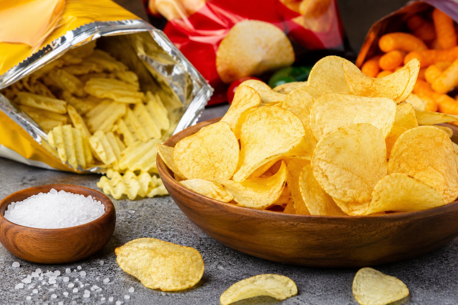 5 Jenis Camilan yang Bisa Membebani Kerja Ginjal Tanpa Disadari 2 Keripik dan Snack Kemasan Tinggi Garam