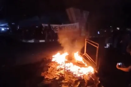 May Day Berujung Chaos, Massa Bertopeng Bakar Pos Polisi di Bandung