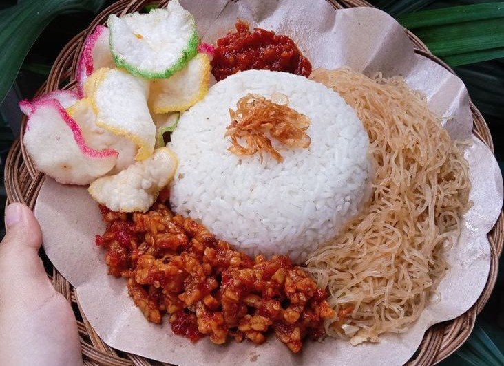 Jangan Asal Kenyang! Ini 5 Menu Sarapan yang Sebaiknya Dibatasi 4 Nasi uduk