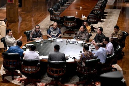 Bahas Tuntutan Buruh & Isu Pendidikan, Prabowo Kumpulkan Kabinet di Hambalang