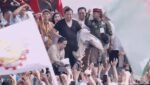 Rayakan Hari Buruh, Prabowo Lepas Baju Safari dan Lempar ke Buruh di Monas