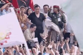 Rayakan Hari Buruh, Prabowo Lepas Baju Safari dan Lempar ke Buruh di Monas