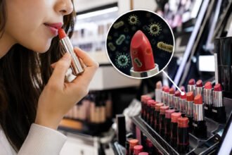 Bahaya tersembunyi di balik tester kosmetik mulai menjadi perhatian karena berisiko menularkan herpes, bakteri, hingga infeksi jamur jika digunakan secara bergantian tanpa sanitasi yang baik.
