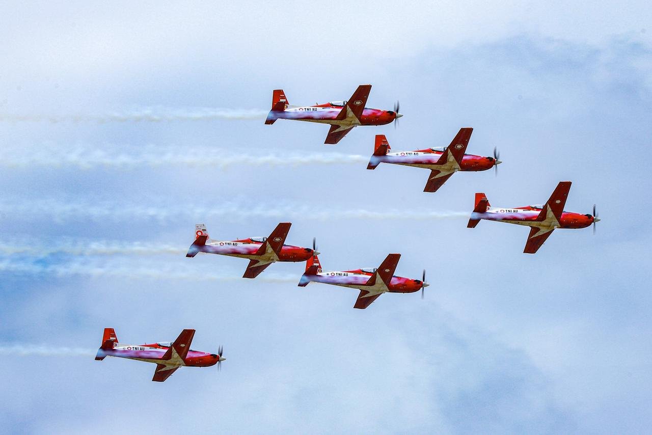KSAU Kawal Misi Jupiter Aerobatic Team di HUT ke-65 RBAF Brunei 2 KSAU Kawal Misi Jupiter Aerobatic Team di HUT ke-65 RBAF Brunei