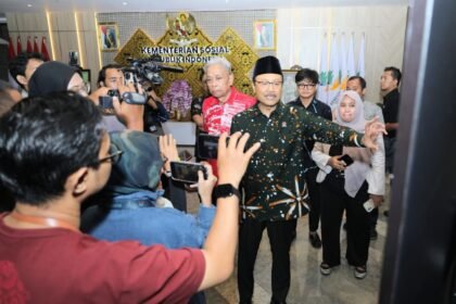 Gus Ipul Tegaskan Isu Mark Up Harga Sepatu Sekolah Rakyat Hoax