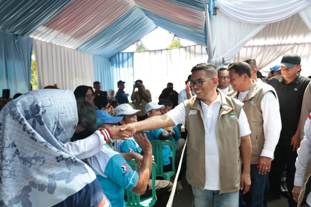 Pesta Rakyat 25 Ribu Buruh Tangerang: Puspemkab Banjir Hadiah, Sembako Murah, hingga 5 Ton Ikan 12 Pesta Rakyat 25 Ribu Buruh Tangerang: Puspemkab Banjir Hadiah, Sembako Murah, hingga 5 Ton Ikan