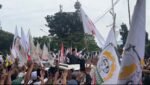 Presiden Prabowo Sapa Langsung Ribuan Petani dan Pedagang di Depan Gedung DPR