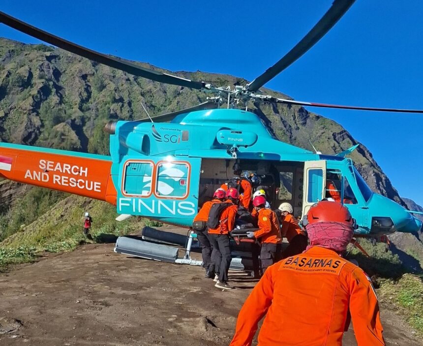 Alami Cedera Serius Usai Jatuh dari Puncak Rinjani, Turis Asal Malaysia Dievakuasi Pakai Helikopter