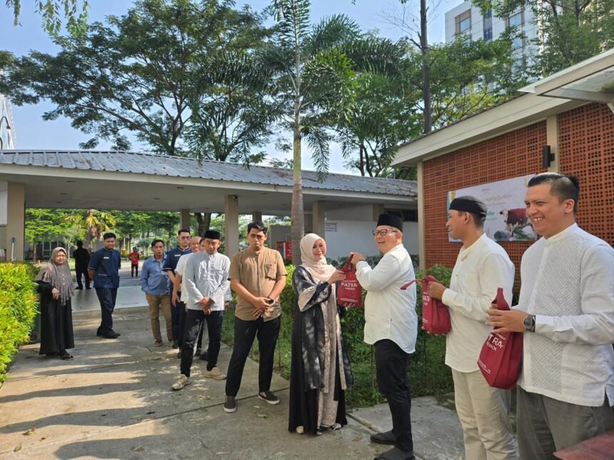 Iduladha 1447 H, Patra Cirebon Hotel Salurkan 200 Paket Daging Kurban