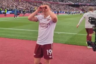 Arsenal menjaga asa juara Liga Inggris setelah menang dramatis 1-0 atas West Ham dalam laga yang diwarnai keputusan kontroversial VAR.