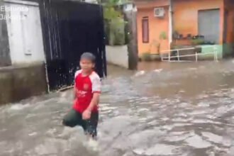 Kali Krukut Meluap, 12 RT di Kelurahan Petogogan Terendam Banjir Sore Ini
