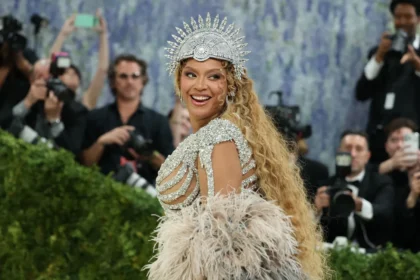The Queen is Back! Beyoncé Guncang Met Gala 2026 dalam Balutan Gaun "Tulang" Bertabur Berlian