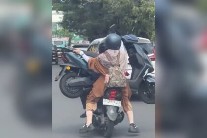 The Power of Emak-emak! Viral Ibu di Makassar Pangku Motor Listrik Sambil Dibonceng, Dicari Polisi
