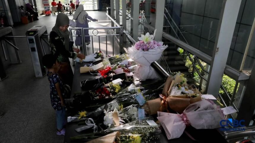Lautan Bunga di Stasiun Bekasi Timur, Salam Perpisahan untuk 16 Pejuang Keluarga