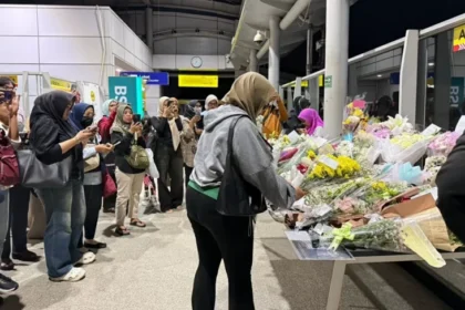 Stasiun Bekasi Timur Masih Penuh Bunga, Solidaritas Tanpa Kata untuk Korban Tragedi Kereta