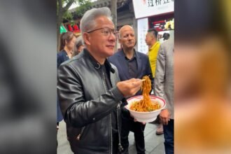 Jadi Delegasi Resmi Trump ke China, Bos Nvidia Jensen Huang Malah Asyik Makan Mie di Pinggir Jalan