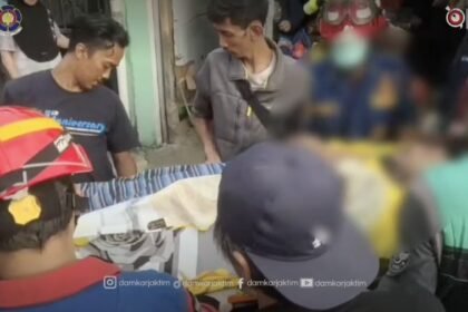 Momen Damkar Jatinegara Evakuasi Pria Berbobot 150 Kg yang Terjebak Sakit di Rumah