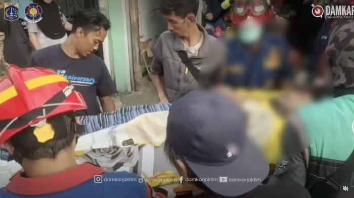 Momen Damkar Jatinegara Evakuasi Pria Berbobot 150 Kg yang Terjebak Sakit di Rumah
