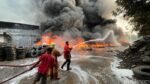 Diduga Korsleting, Pabrik Daur Ulang Ban Mojokerto Ludes Dilahap Api, Forklift hingga Mesin Jadi Arang