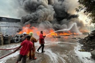 Diduga Korsleting, Pabrik Daur Ulang Ban Mojokerto Ludes Dilahap Api, Forklift hingga Mesin Jadi Arang