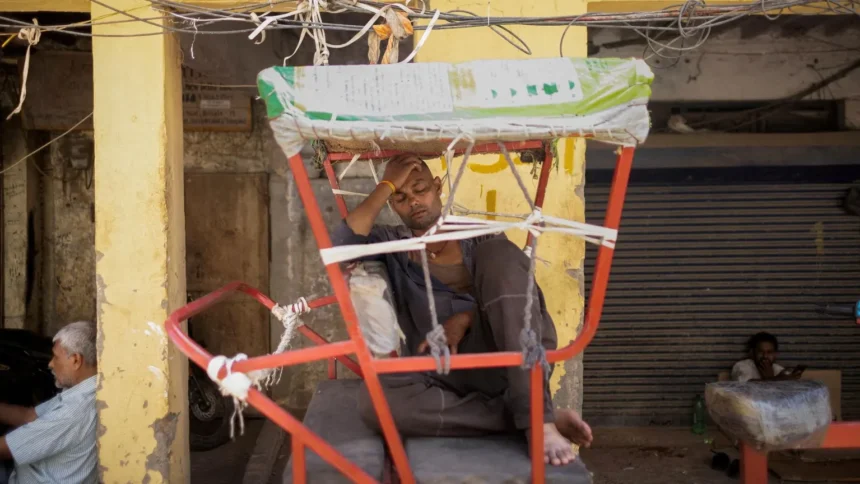 Jerit Pilu Pekerja Miskin New Delhi yang Bertaruh Nyawa Dikepung Gelombang Panas 45°C