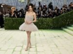 Gaun Gelembung Kaca Eileen Gu di Met Gala 2026 Bikin Melongo, Bisa Terbang dan Melayang