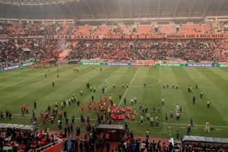 Persib Cetak Hattrick Juara, Duel Persija di JIS Ricuh Akibat Flare