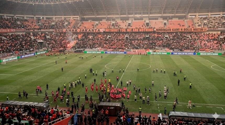 Persib Cetak Hattrick Juara, Duel Persija di JIS Ricuh Akibat Flare