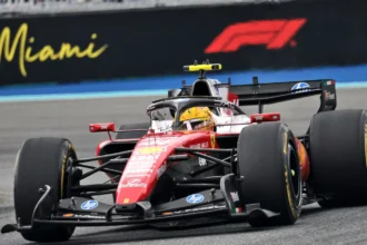 Derita Lewis Hamilton di Miami, Balapan di Mobil Rusak Parah Usai Tabrakan dengan Colapinto