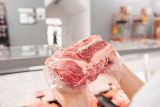 Stok Daging Kurban Melimpah? Lakukan 5 Langkah Ini Biar Kulkas Nggak Bau dan Daging Tetap Segar