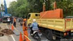 Sempat Telan Korban Pemotor Subuh Tadi, Lubang Amblas Lenteng Agung Kini Ditutup Pelat Besi