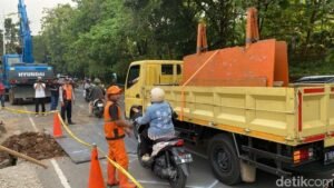Sempat Telan Korban Pemotor Subuh Tadi, Lubang Amblas Lenteng Agung Kini Ditutup Pelat Besi