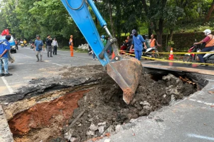 Sempat Telan Korban Pemotor Subuh Tadi, Lubang Amblas Lenteng Agung Kini Ditutup Pelat Besi