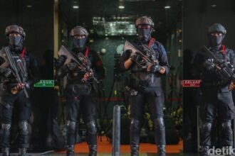 Bareskrim Sita Uang Total Rp2,1 Miliar dari Penggerebekan Markas Judol di Hayam Wuruk