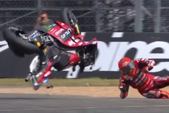 Detik-Detik Marc Marquez Alami Kecelakaan Highside Brutal di Tikungan Terakhir Le Mans