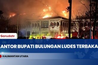 BREAKING NEWS - Kantor Bupati Bulungan Terbakar, Petugas Berjibaku Padamkan Api
