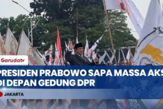 Presiden Prabowo Sapa Ribuan Massa di Depan Gedung DPR