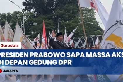 Presiden Prabowo Sapa Ribuan Massa di Depan Gedung DPR