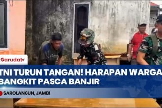 AKSI NYATA! Prajurit TNI Yonif 896 Terjang Lumpur Demi Pulihkan Sekolah & Kantor Desa Pasca Banjir