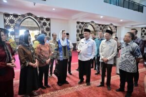 Fakta di Balik Video Viral Menpar di Masjid Sumbar: Bukan Sepatu, Tapi Kaus Kaki!
