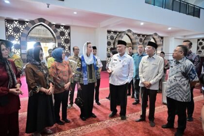 Fakta di Balik Video Viral Menpar di Masjid Sumbar: Bukan Sepatu, Tapi Kaus Kaki!